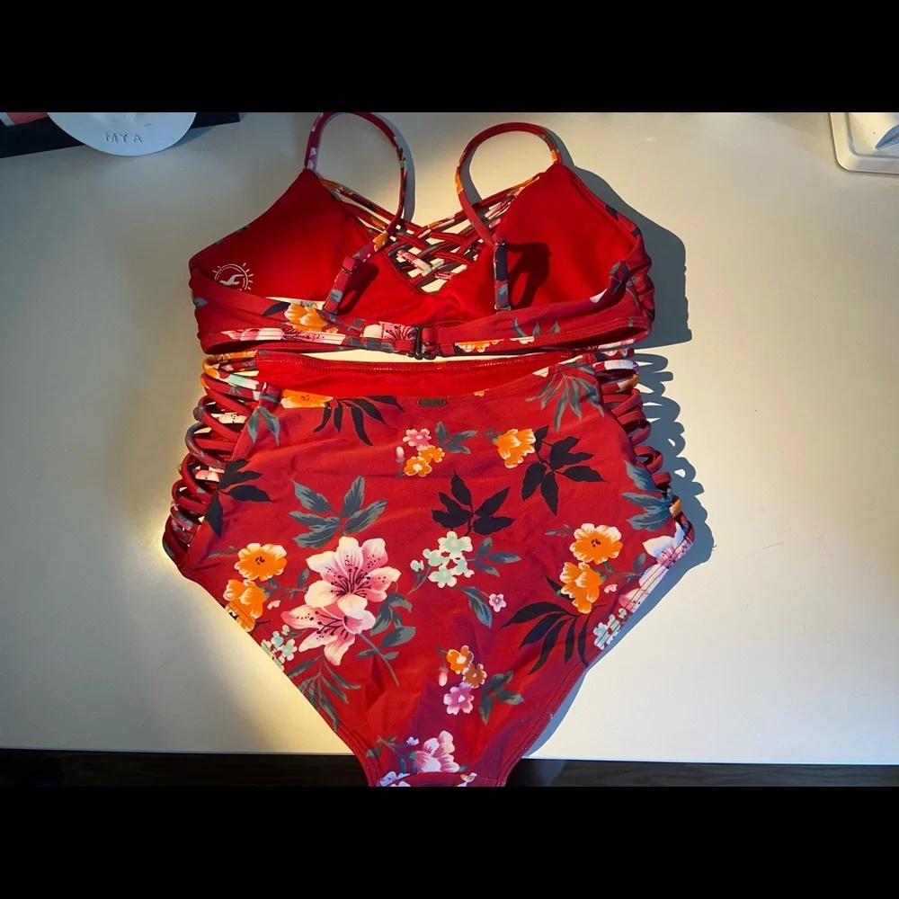 Hollister HI-rise bathing suit - Picture 2 of 3
